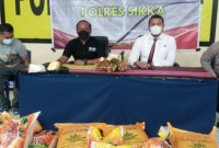 Pelaksana Tugas Kanit Sub 1 Indag Ditreskrimsus Polda NTT AKP Libartino Silaban (baju hitam) memberikan keterangan pers di Mapolres Sikka, Senin (20/9)