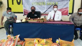 Pelaksana Tugas Kanit Sub 1 Indag Ditreskrimsus Polda NTT AKP Libartino Silaban (baju hitam) memberikan keterangan pers di Mapolres Sikka, Senin (20/9)