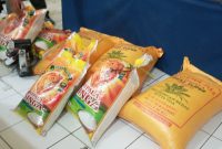 Beberapa.karung beras yang diduga bermasalah, hasil sitaan Tim Polda NTT
