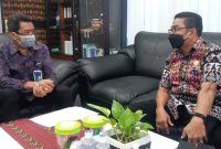 Sekretaris Dinas PKO Sikka Marthen Luther Adji (kanan) berkoordinasi dengan Pinca BRI Maumere tentang penyaluran dana PIP bagi pelajar SDN Gaikiu, Selasa (21/9)