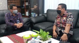 Sekretaris Dinas PKO Sikka Marthen Luther Adji (kanan) berkoordinasi dengan Pinca BRI Maumere tentang penyaluran dana PIP bagi pelajar SDN Gaikiu, Selasa (21/9)