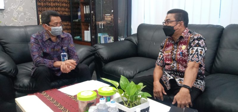 Sekretaris Dinas PKO Sikka Marthen Luther Adji (kanan) berkoordinasi dengan Pinca BRI Maumere tentang penyaluran dana PIP bagi pelajar SDN Gaikiu, Selasa (21/9)