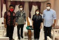 Andreas Hugo Parera mendampingi Rektor Unpar Bandung Mangadar Situmorang bertemu Bupati Sikka