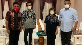 Andreas Hugo Parera mendampingi Rektor Unpar Bandung Mangadar Situmorang bertemu Bupati Sikka