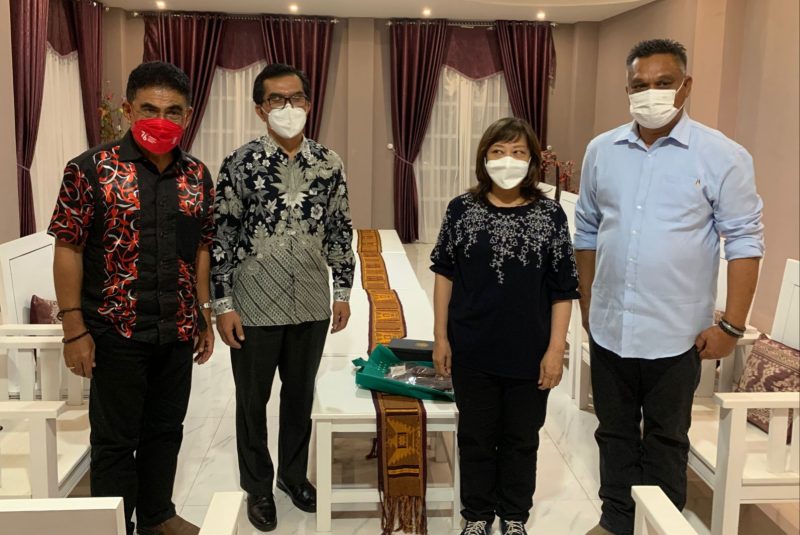 Andreas Hugo Parera mendampingi Rektor Unpar Bandung Mangadar Situmorang bertemu Bupati Sikka