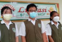 Pelajar SMPK Frater yang lolos tingkat propinsi, dari kiri ke kanan Jocelyn Jeanny Jepira, Aaron Evander Kurniawan dan Sixtia Amelia Mekeng
