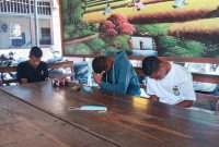 Lima terduga pelaku sedang berada Mapolres Sikka, Rabu (29/9)