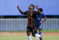 Pesepakbola Papua M Arody Uopdana meluapkan kegembiraanya usai mencetak gol ke gawang Jawa Barat saat pertandingan penyisihan sepak bola putra PON Papua di Stadion Mandala, Kota Jayapura, Papua, Senin (27/9/) (foto: istimewa)
