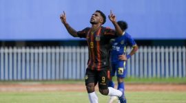 Pesepakbola Papua M Arody Uopdana meluapkan kegembiraanya usai mencetak gol ke gawang Jawa Barat saat pertandingan penyisihan sepak bola putra PON Papua di Stadion Mandala, Kota Jayapura, Papua, Senin (27/9/) (foto: istimewa)