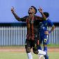 Pesepakbola Papua M Arody Uopdana meluapkan kegembiraanya usai mencetak gol ke gawang Jawa Barat saat pertandingan penyisihan sepak bola putra PON Papua di Stadion Mandala, Kota Jayapura, Papua, Senin (27/9/) (foto: istimewa)