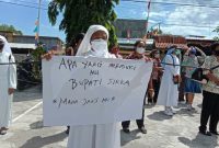 Sebuah poster yang menyindir kebijakan pemerintah