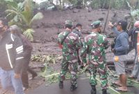 Aparat TNI Polri bersama masyarakat setempat sedang melakukan pencarian korban hilang akibat banjir bandang di Desa Inerie, Sabtu (4/9) (foto: istimewa)