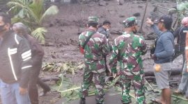 Aparat TNI Polri bersama masyarakat setempat sedang melakukan pencarian korban hilang akibat banjir bandang di Desa Inerie, Sabtu (4/9) (foto: istimewa)