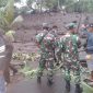 Aparat TNI Polri bersama masyarakat setempat sedang melakukan pencarian korban hilang akibat banjir bandang di Desa Inerie, Sabtu (4/9) (foto: istimewa)