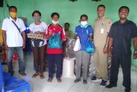 Kepala Desa Tuwa Fernandes Y Wula menyerahkan bantuan srmbako 
