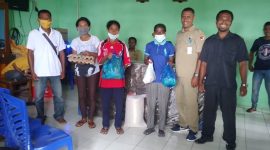 Kepala Desa Tuwa Fernandes Y Wula menyerahkan bantuan srmbako 

