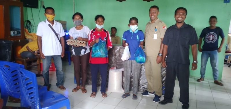 Kepala Desa Tuwa Fernandes Y Wula menyerahkan bantuan srmbako 
