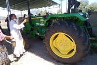 Pastor Paroki Bolawolon memberkati traktor roda 4 bantuan anggota Fraksi Partai Nasdem Julie Laiskodat, Kamis (16/9)
