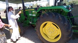 Pastor Paroki Bolawolon memberkati traktor roda 4 bantuan anggota Fraksi Partai Nasdem Julie Laiskodat, Kamis (16/9)
