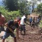Warga sedang gotong-royong membersihkan ruas jalan dari material longsor, Jumat (17/9) (foto: istimewa)