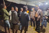 Kapolsek Bola Iptu Muhammaddong sedang menggali informasi di rumah duka (foto: istimewa)