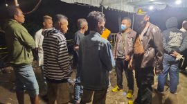 Kapolsek Bola Iptu Muhammaddong sedang menggali informasi di rumah duka (foto: istimewa)