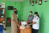 Kepala Desa Tuwa Fernandes Y Wula menyerahkan bantun alat kesehatan, Senin (27/9)
