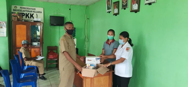 Kepala Desa Tuwa Fernandes Y Wula menyerahkan bantun alat kesehatan, Senin (27/9)