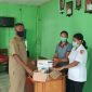 Kepala Desa Tuwa Fernandes Y Wula menyerahkan bantun alat kesehatan, Senin (27/9)