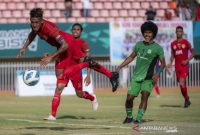 Pesepak bola Maluku Utara Sunarwan Rusni (kanan) berebut bola dengan pesepak bola NTT Gregorius Dua (kanan) saat pertandingan penyisihan di Stadion Mandala Kota Jayapura, Papua, Selasa (28/9) (foto: istimewa) 