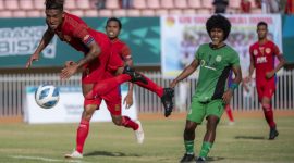 Pesepak bola Maluku Utara Sunarwan Rusni (kanan) berebut bola dengan pesepak bola NTT Gregorius Dua (kanan) saat pertandingan penyisihan di Stadion Mandala Kota Jayapura, Papua, Selasa (28/9) (foto: istimewa) 