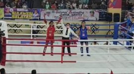 Susanti Ndapataka merebut medali emas muaythai kelas 60 kilogram putri, Minggu (3/10) di GOR STT Gidi Sentani Jayapura (foto: istimewa)