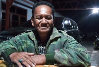 Darmani, warga Desa Gunung Sari sedang memberikan keterangan terkait PKH di Desa Gunung Sari, Senin (4/10) malam