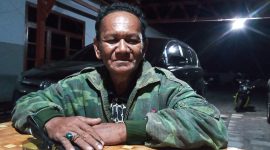 Darmani, warga Desa Gunung Sari sedang memberikan keterangan terkait PKH di Desa Gunung Sari, Senin (4/10) malam