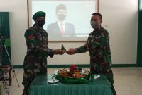 Praka Faisal menerima Tumpeng HUT TNI dari Dandim Sikka, Selasa (5/10)