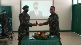 Praka Faisal menerima Tumpeng HUT TNI dari Dandim Sikka, Selasa (5/10)