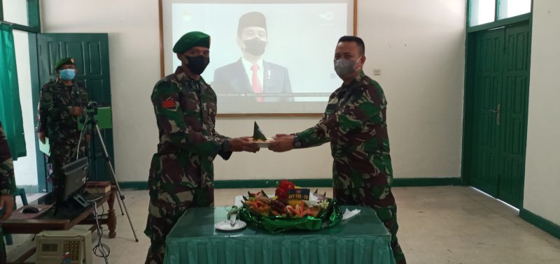 Praka Faisal menerima Tumpeng HUT TNI dari Dandim Sikka, Selasa (5/10)
