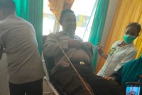 Seorang polisi yang jadi korban perang tanding di Adonara Timur sedang dirawat di Puskesmas Waiwerang, Kamis (7/10) (foto: istimewa)