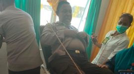 Seorang polisi yang jadi korban perang tanding di Adonara Timur sedang dirawat di Puskesmas Waiwerang, Kamis (7/10) (foto: istimewa)