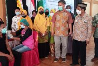 Ketua STFK Ledalero Pater Otto Gusti Madung dan Ketua Muhammadiyah Sikoa Ihsan Wahab memantau pelaksanaan vaksinasi di Aula STFK Ledalero, Jumat (15/10)