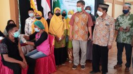 Ketua STFK Ledalero Pater Otto Gusti Madung dan Ketua Muhammadiyah Sikoa Ihsan Wahab memantau pelaksanaan vaksinasi di Aula STFK Ledalero, Jumat (15/10)