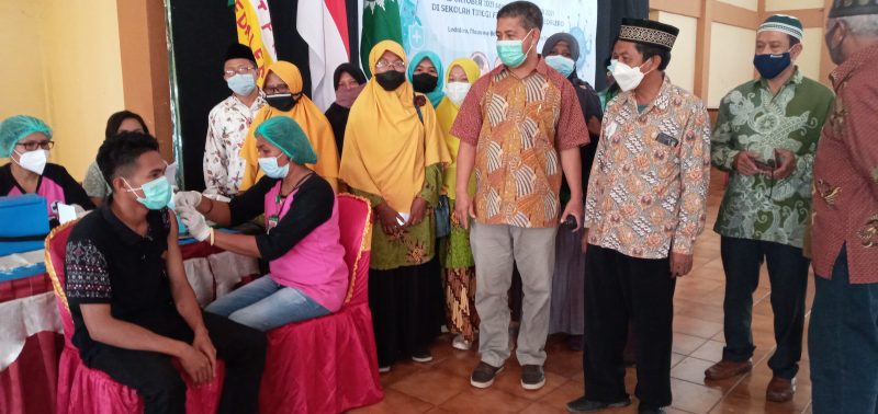 Ketua STFK Ledalero Pater Otto Gusti Madung dan Ketua Muhammadiyah Sikoa Ihsan Wahab memantau pelaksanaan vaksinasi di Aula STFK Ledalero, Jumat (15/10)