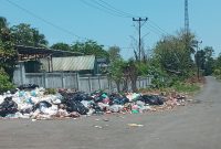 Sampah yang sudah membusuk di jalur pintu masuk ruangan jenazah RSUD TC Hillers Maumere, Senin (18/10)