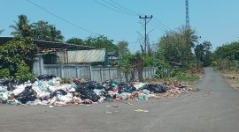 Sampah yang sudah membusuk di jalur pintu masuk ruangan jenazah RSUD TC Hillers Maumere, Senin (18/10)