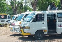 Puluhan angkutan kota parkir di Kantor Dinas Perhubungan sebagai sikap protes atas tarif yang belum disesuaikan, Senin (18/10) 