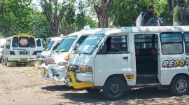 Puluhan angkutan kota parkir di Kantor Dinas Perhubungan sebagai sikap protes atas tarif yang belum disesuaikan, Senin (18/10) 