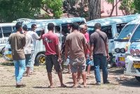Aksi demonstrasi para sopir angkutan kota di Maumere, Senin (18/10)