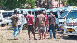 Aksi demonstrasi para sopir angkutan kota di Maumere, Senin (18/10)