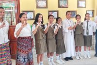 Pelajar SMPK Frater Maumere peserta  perlombaan Bulan Bahasa dan Sastra di IKIP Muhammadiyah, pose bersama kepala sekolah dan guru pendamping
