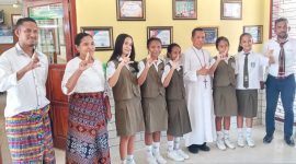 Pelajar SMPK Frater Maumere peserta  perlombaan Bulan Bahasa dan Sastra di IKIP Muhammadiyah, pose bersama kepala sekolah dan guru pendamping